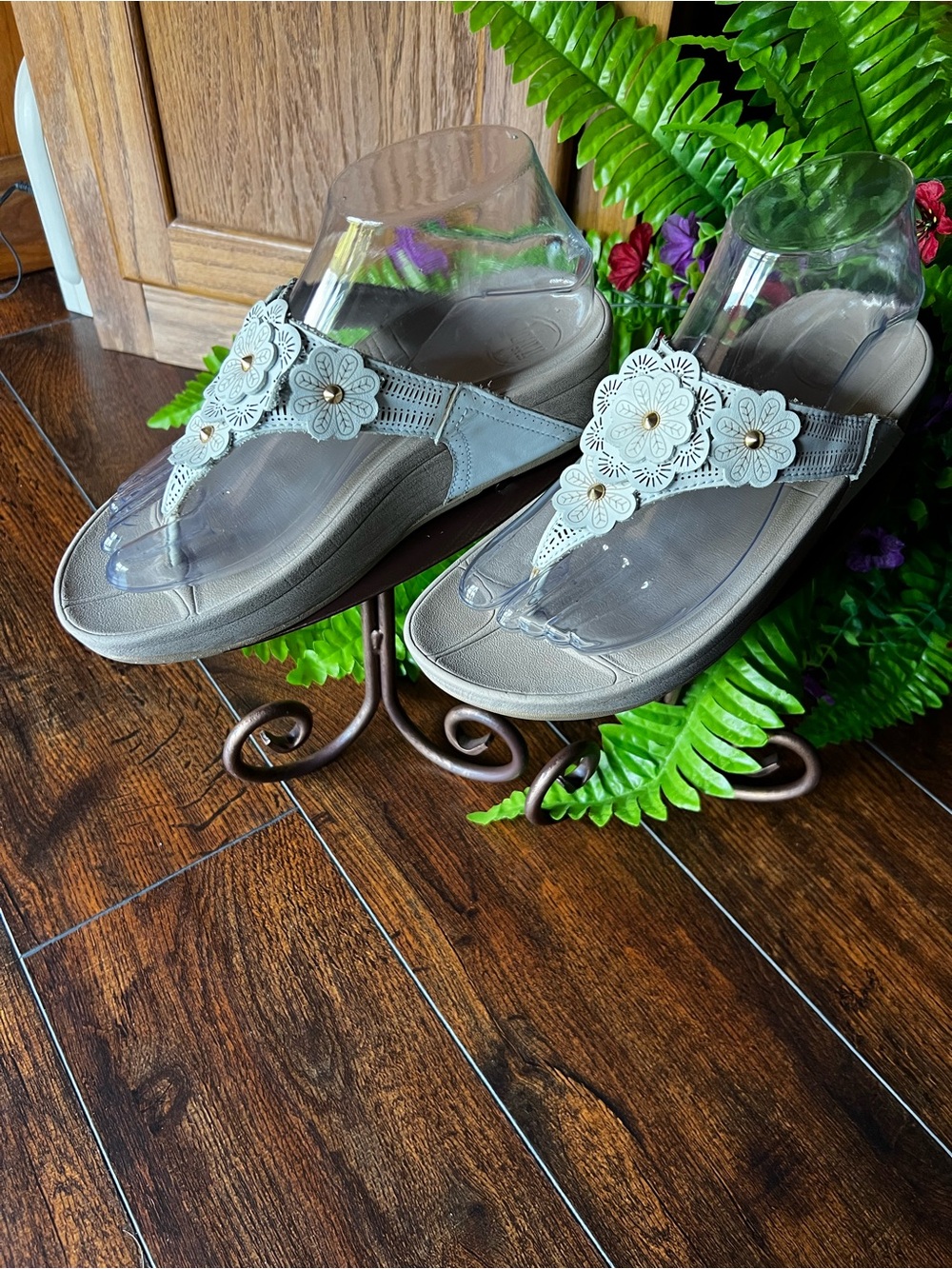 Size 6 FitFlop Women's Beige Floral Thong Sandals with Gold Accents - Picture 7 of 13